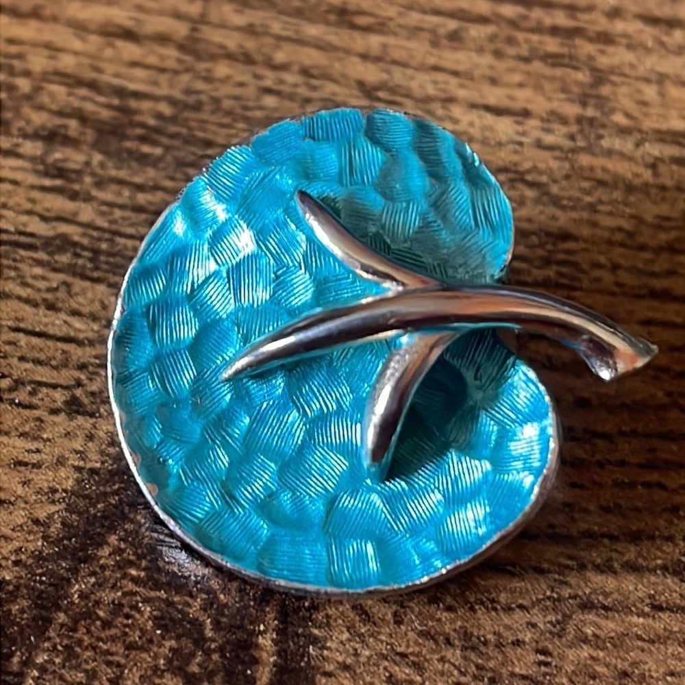 Brooch and clip on earring set - Picture 4 of 8